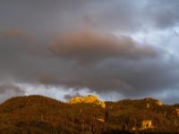 Leicht farbige Wolke über Kampenwand Westflanke im goldenen Abendlicht